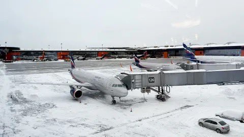 2001OnLine's tweet image. 🇷🇺❄️🥶El principal aeropuerto de Moscú,Sheremétevo, suspendió este sábado la recepción de vuelos debido a la mayor nevada del invierno, que ha sepultado la capital rusa bajo una gruesa capa de nieve.#10Enero
EFE