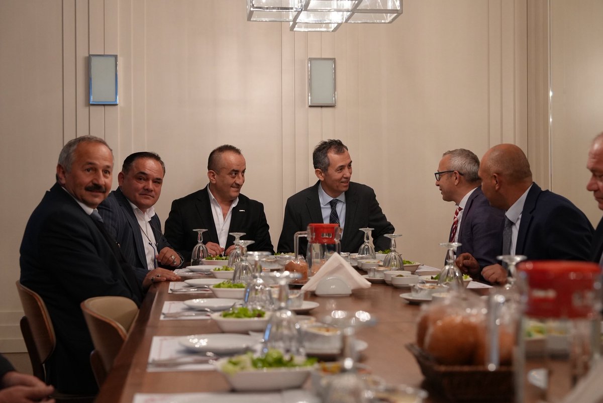 Canlarla Can olduk. 
Bir olduk,
İri olduk,
Diri olduk,
Yola yoldaş olduk.
Zonguldak ve Düzce’den gelen inanç ve kanaat önderlerimizle  gönül soframızda buluştuk.
Dünü, bugünü ve yarını muhabbetle konuştuk...