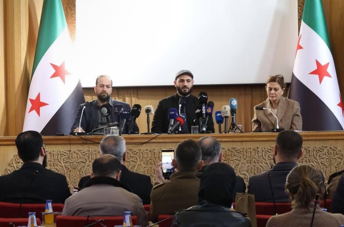 مسيرات قسد الإيرانية الصنع تحاول اغتيال وزيرة الشؤون الاجتماعية والعمل هند قبوات ووزير الإعلام حمزة مصطفى ومحافظ حلب عزام الغريب خلال مؤتمرهم الصحفي على الهواء مباشرة..هل يرى العالم هذا الإجرام؟

#قسد_pkk_الارهابية 
#قسد_عدو_البلد 
#قسد_الارهاب_الاصفر