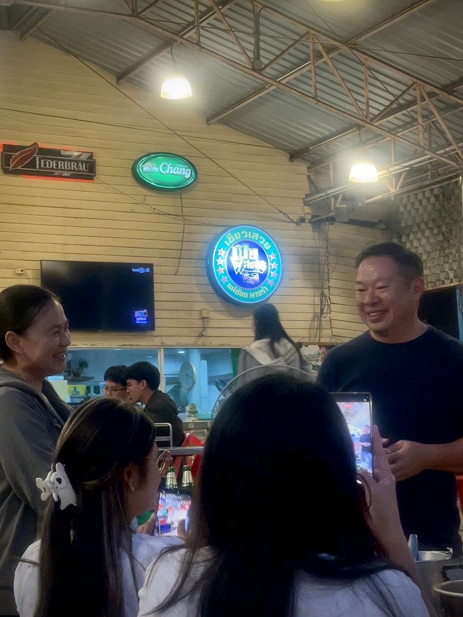 Habahthasib's tweet image. ถามคุณแม่น้องว่าทำไมถึงเลือกร้านนี้ คุณแม่ตอบว่าเป็นร้านดังโคราช แล้วก็เป็นร้านที่บ้านคอปเปอร์ชอบมากันด้วย ไว้มีโอกาสจะกลับมากินอีกแน่นอนค่ะ!  ขอบคุณทั้งคุณป๊าคุณแม่และบ้านกัญจนาทิพย์สำหรับมื้อครอบครัวใหญ่ๆ ที่อร่อยและอบอุ่นแบบนี้มากๆเลยนะคะ🥺🤍 #โคราชม่วนหลายกับอ้ายมาร์คคริส