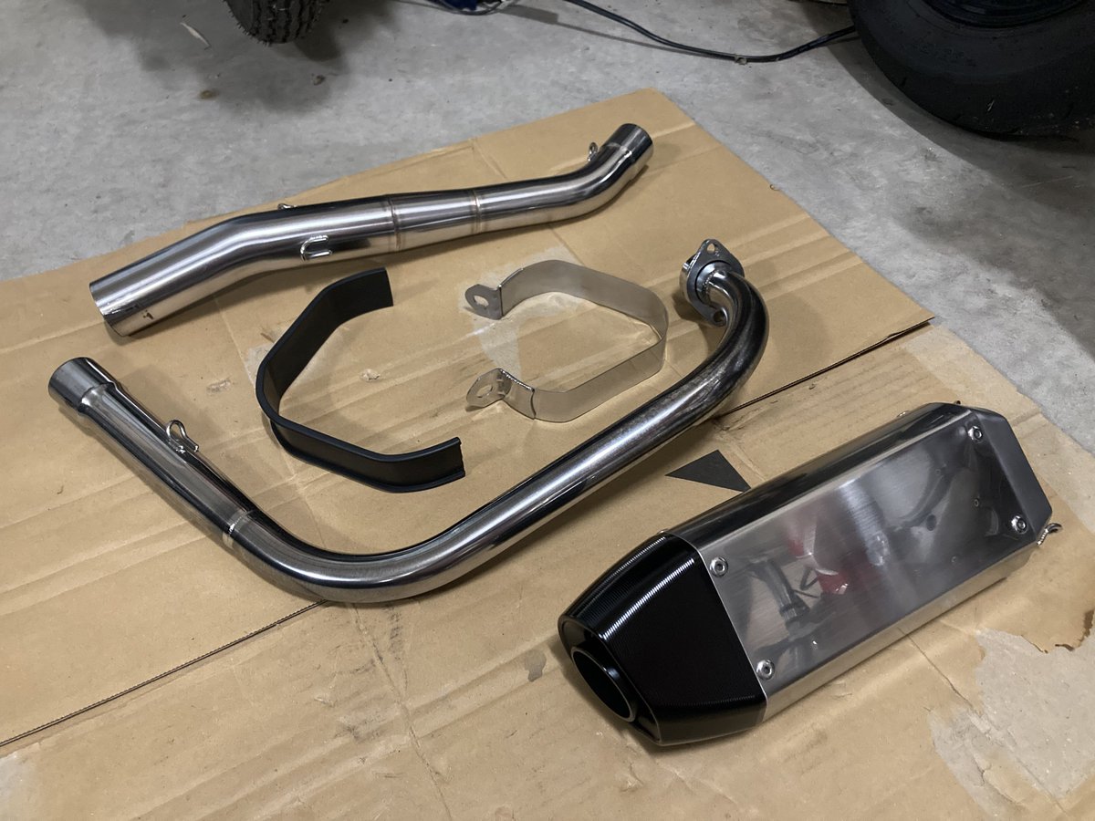 とりあえず勢いで磨き完了 タイヤカスの付き方的にサーキット走って