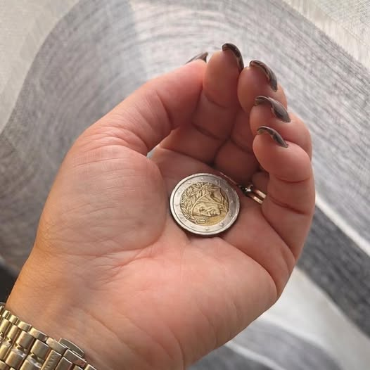 Після повномасштабного вторгнення я опинилася в Італії й тепер працюю офіціанткою в невеликому сімейному кафе. Це не було моєю мрією — але це робота, яка допомагає триматися на плаву. І жити далі.
Сьогодні до кафе зайшла мама з донькою. Вони сіли за столик біля вікна й замовили