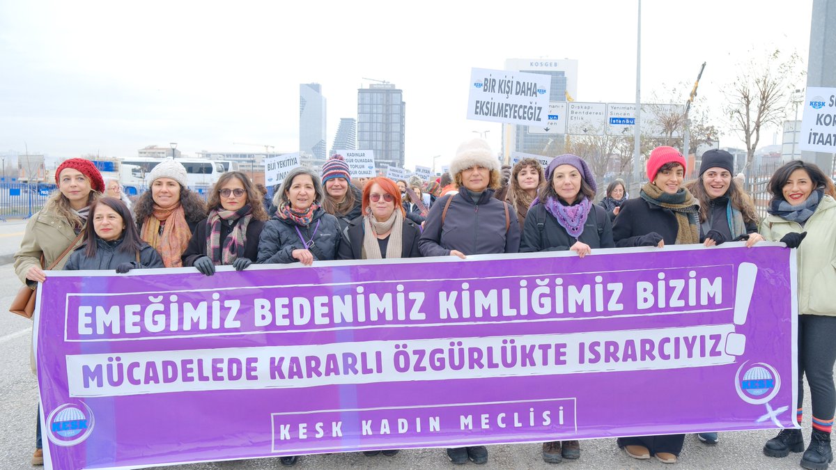 egitimsen's tweet photo. 🟣Türkiye'nin dört bir yanından Ankara'ya gelen kadınlar Tandoğan Meydanı'nda düzenlenen Büyük Kadın Mitingi'nde buluştu. Kadınlar, iktidarın kadın düşmanı politikalarına, İstanbul Sözleşmesi’nin feshedilmesine, cezasızlık düzenine ve derinleşen yoksulluğa karşı eşitlik, özgürlük ve güvence taleplerini güçlü bir şekilde dile getirdi.
#BirlikteGüçlüyüz 
#KadınMitingi 
#10OcakKadınMitingi