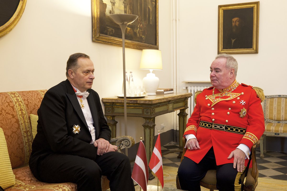 ordinedimalta's tweet photo. Il Gran Maestro dell'#OrdinediMalta Fra’ John Dunlap ha ricevuto alla Villa Magistrale, per la presentazione delle Lettere Credenziali, il nuovo Ambasciatore della #Lettonia.
https://t.co/PwMHcgF763 https://t.co/6aufngBTus