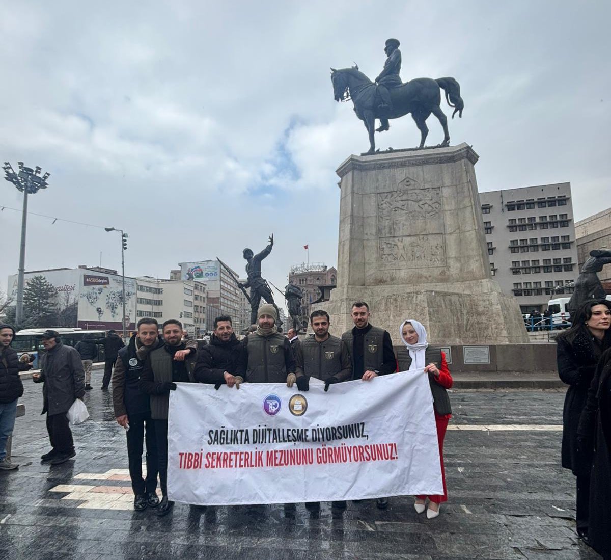 sekreterbirligi's tweet photo. Ulus’ta Tıbbi Sekreterler 📍❤️

Susmuyor, hakkımız olandan vazgeçmiyoruz. Meydan da Medya da  bizimdir. 
#SağlıkcıAtamaİcinUlusta https://t.co/mxQdnk1Oy0