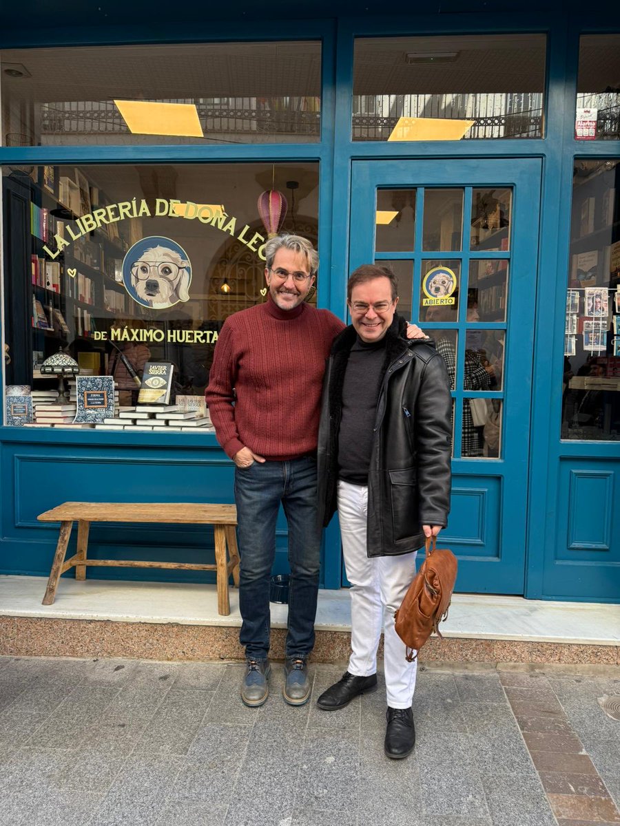 Impresionante e inolvidable firma la que esta mañana he hecho en la Librería de Doña Leo, eñ #Buñol. Colas de dos horas de lectores cariñosos y cómplices, con los que compartir #ElPlanMaestro ha sido muy especial. 
Gracias ⁦<a href="/maximohuerta/">Máximo Huerta 🌿</a>⁩ por crear un espacio tan mágico.