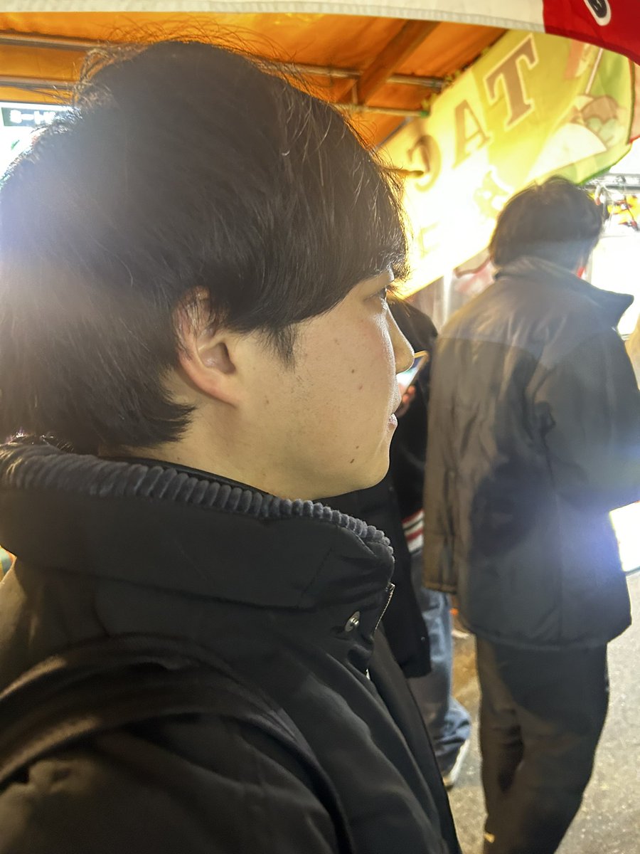 mikiasei's tweet photo. ピーナツと今宮戎きたら、速攻でピーナツが人酔いして一言も喋らへんくなって、熱々の豚汁無言ですすられて解散した。
なんやあの時間。 https://t.co/INncb3VfL4