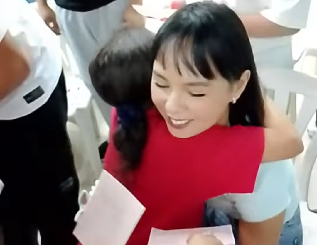 bbeep_bbeep's tweet photo. Grabe ang sarap lang sa mata at puso to witness DJ and Kaila's interaction with the kids. Sobrang melting lang nung lambing ng mga boses nila while talking to them and yung hug between Kai and the little girl 🥺🥹

#DanielPadilla
#KailaEstrada https://t.co/akbr3B1Fqu