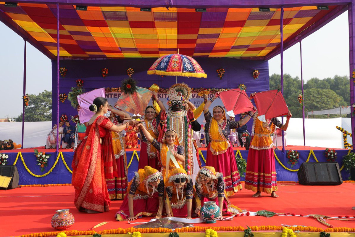 CityPrantnorth's tweet photo. સુરતના અડાજણ રિવરફ્રન્ટ ખાતે ગુજરાત પ્રવાસન નિગમ, SMC અને જિલ્લા વહીવટીતંત્રના સંયુક્ત ઉપક્રમે સાંસદશ્રી મુકેશભાઈ દલાલ , ધારાસભ્યશ્રી પુર્ણેશભાઈ મોદી તેમજ SMC ના પદાધિકારીશ્રીઓની
હાજરીમાં ‘આંતરરાષ્ટ્રીય પતંગ મહોત્સવ-૨૦૨૬’ યોજાયો.@collectorsurat https://t.co/2BUg4JIPTz