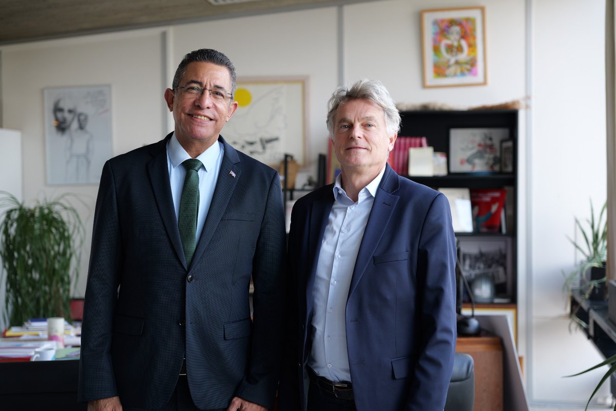 Fabien_Roussel's tweet image. Rencontre avec Martha Bolivar Acosta, chargée d'affaires à l’ambassade du Venezuela, et Otto Vaillant Frias, ambassadeur de Cuba.
Échanges sur la situation internationale et l’agression américaine, soutien du PCF aux peuples vénézuélien et cubain et ambition commune pour la Paix.
