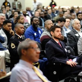 🇺🇸🙌 UNE ÉCOLE DE DALLAS DEMANDE 50 VOLONTAIRES MASCULINS POUR UN "PETIT-DÉJEUNER AVEC PAPA"... ET PLUS DE 600 HOMMES RÉPONDENT À L’APPEL POUR LES GARÇONS SANS PÈRE.

Le collège Billy Earl Dade à Dallas (Texas), où 90 % des élèves viennent de familles défavorisées, organise en