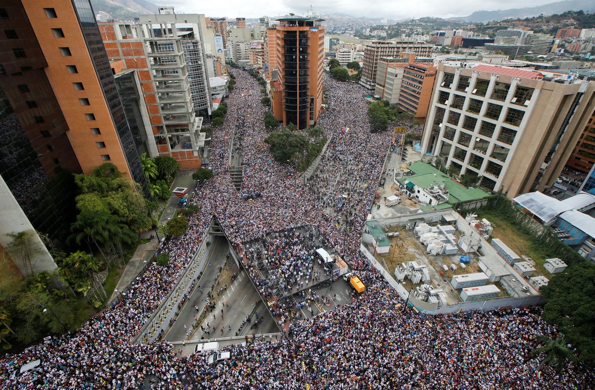 @MayorYury ¿De verdad quieres comparar tamaños?
2019, Juan Guaidó se declara presidente interino, y esta fue la reacción de la gente que esperaba que Maduro se fuera en ese momento.