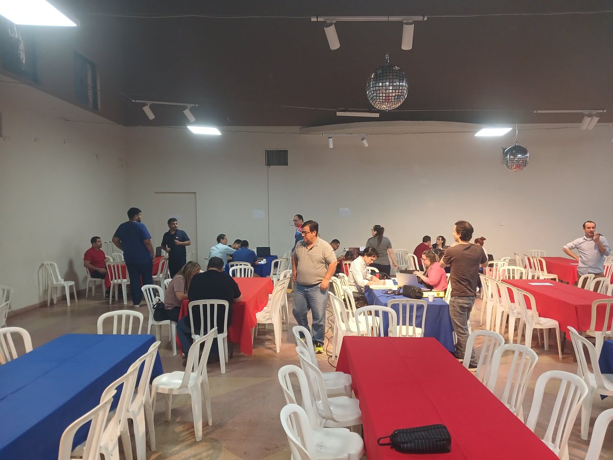 CON TODO Y LLUVIA

El <a href="/movnuevocerro/">Movimiento Nuevo Cerro</a> organiza el "Llamatón" en la mañana de hoy.
Pese al clima, la gente está llegando.
Se encuentran los candidatos <a href="/chichecorte/">Chiche Corte</a> y <a href="/FeFerreira23/">Federico Ferreira 🇵🇾</a>.
El evento es en la Aso de Funcionarios de Itaipú.

#HayFutbolpy