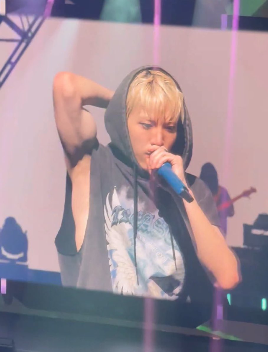 lysmchanu's tweet image. this junghwan's biceps?????????? 😵‍💫😮‍💨😬