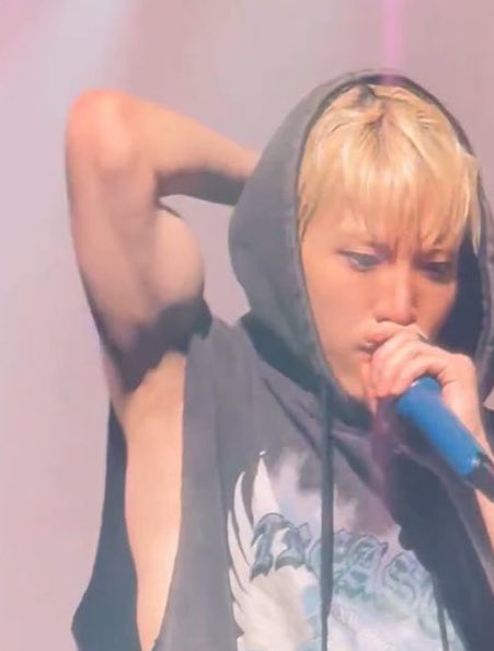lysmchanu's tweet image. this junghwan's biceps?????????? 😵‍💫😮‍💨😬