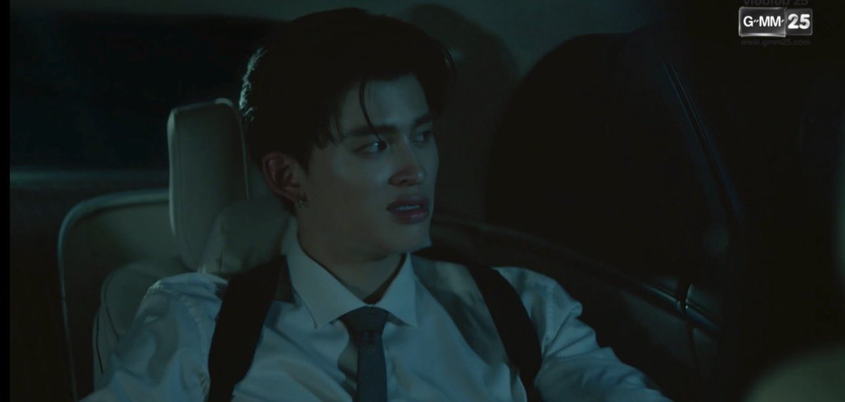 iceforsnowy's tweet image. โมกข์ : ถ้าไม่ได้คุณตะวันส่งข่าว เราน่าจะสลับรถไปทัน คงจะเหนื่อยกว่านี้นะครับ
ธีร์ : รู้ล่วงหน้า แทนที่จะเรียกทีมมาเสริม จัดการคนเดียวคิดว่าเท่นักรึไง
โมกข์ : ก็พอตัวครับ

ไม่แปลกใจเป็นเพื่อนกันได้ เสียดสีกันเก่งมาก 5555555

#MeAndTheeSeriesEP9
#ppnaravit #est_rvp