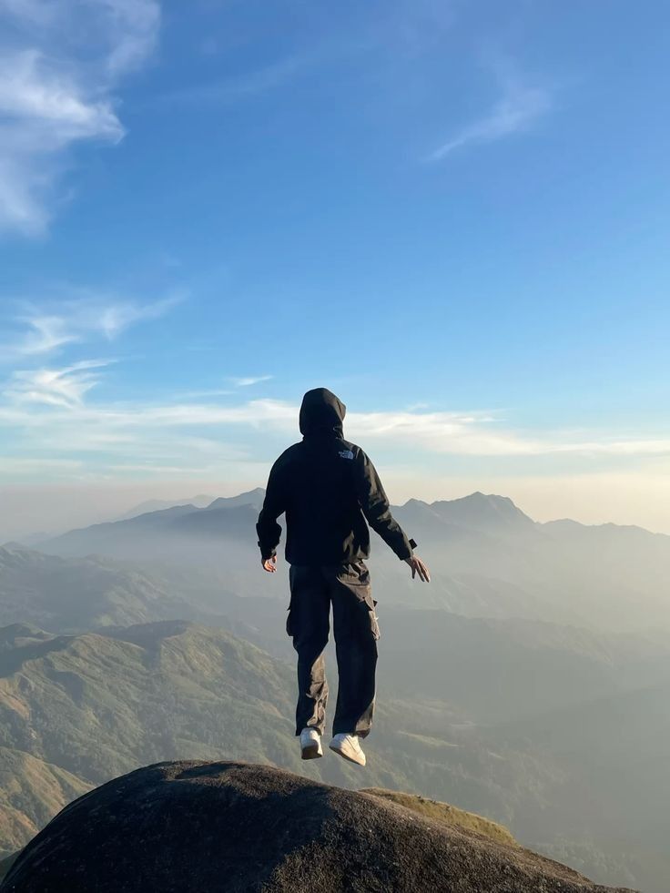 petanirumah's tweet image. Banyak orang bingung saat seorang laki-laki tiba-tiba menjauh.
Pesan tak dibalas. Telepon tak diangkat.
Bukan selingkuh, bukan juga lupa. Ia cuma… capek hidup.

Di luar, itu terlihat seperti kabur.
Tidak dewasa. Tidak bertanggung jawab.
Padahal sering kali, ia sedang kalah telak…