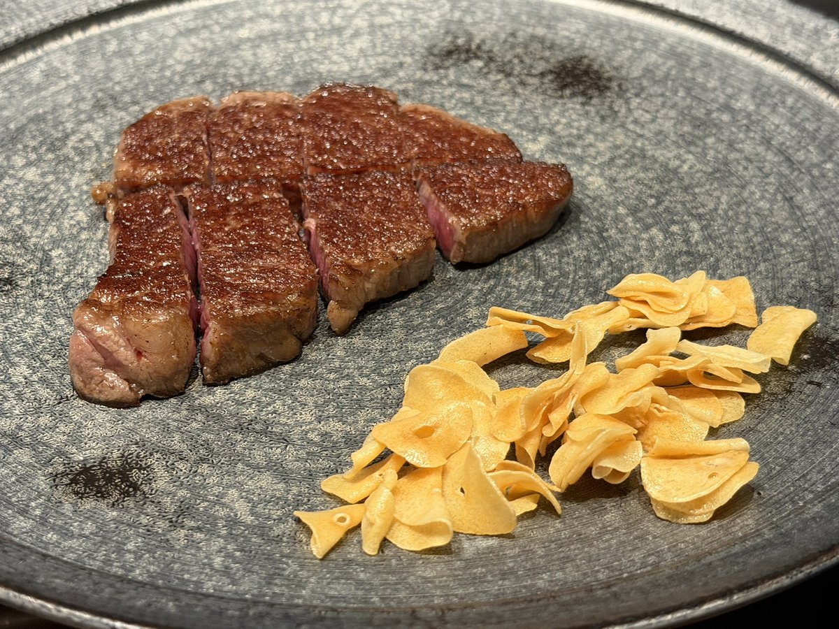 Dr_NakaMats's tweet image. 新年を祝う筋トレの後、厚みのステークを岩塩で食す。
美味なるかな。