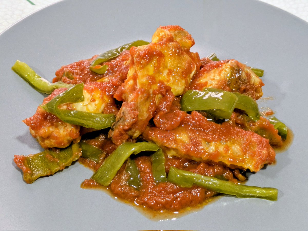 Alas de pollo con tomate y pimiento. Plato, el pollo con tomate y pimiento, familiar que me lleva a la infancia.