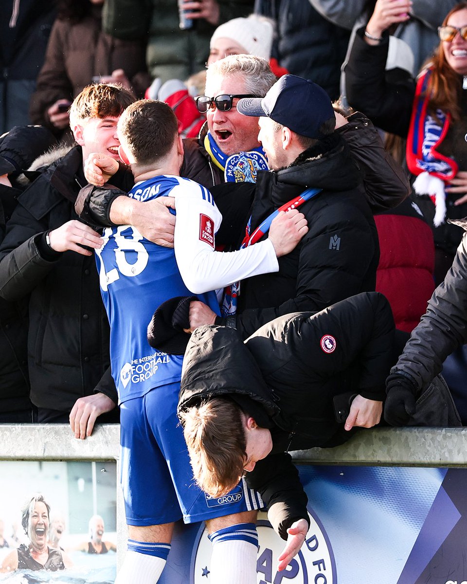 FA Cup holders Crystal Palace crash out after losing 2-1 to 6th-tier Macclesfield FC, the lowest-ranked team left in the tournament.

It’s the first time since 1909 the holders have been knocked out by a non-league side.

SIMPLY. HEROIC.

✨🤯