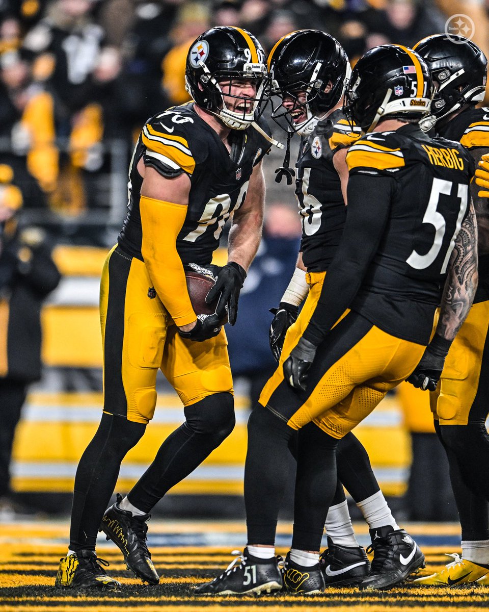 LosSteelers's tweet photo. Sábado, casi domingo, casi lunes, casi día de Steelers Football, ya huele a playoffs 🏈 https://t.co/StjSEXtfZ9