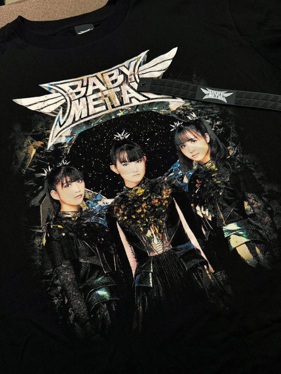 YukkiMetal's tweet photo. ��のTシャツ買うの少し勇気いる感じがして迷ったんだけど、3人背負ってる感じがしていい笑フェスとかに着て行きたい！ https://t.co/tPnYo3lkpB