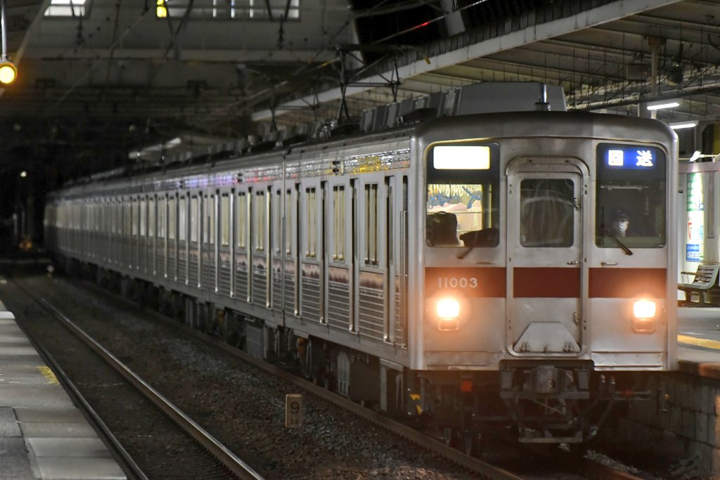 morikkuma2025's tweet image. 2026/01/08
下赤塚駅(１番線)ホームドア搬入
編成:10000系10B(11003F)
第8260列車 鶴ヶ島にて