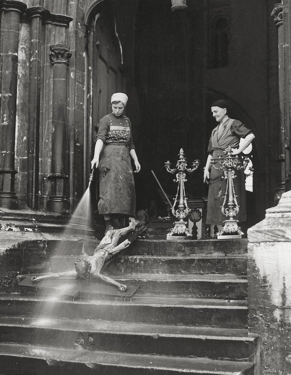archaeologyart's tweet image. "Cleaning Jesus", 1939 (printed 1960s), Leipzig*, Germany. Photographer: Walter Martin.⁣