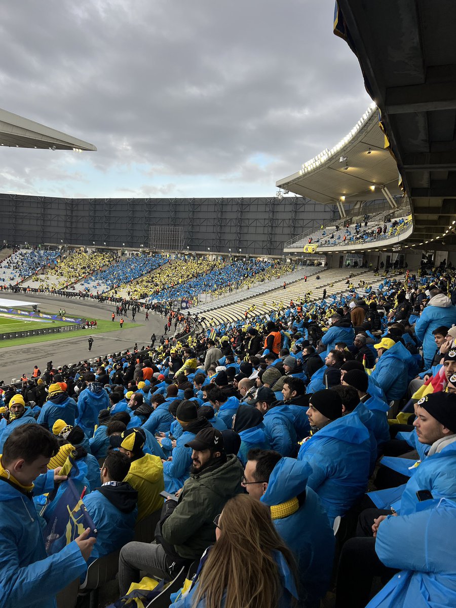 yağmurluktan tribün yapmış, adam herşeyi düşünüyo herşeyi