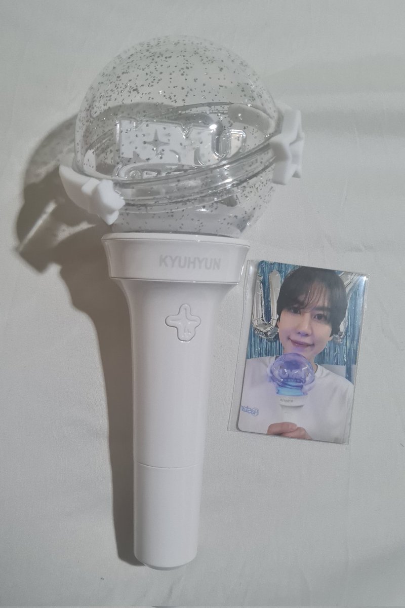 kyoomael's tweet photo. Ough my first and only lightstick is so pwiddy 💘💘💘 https://t.co/fHsdPdlKxQ