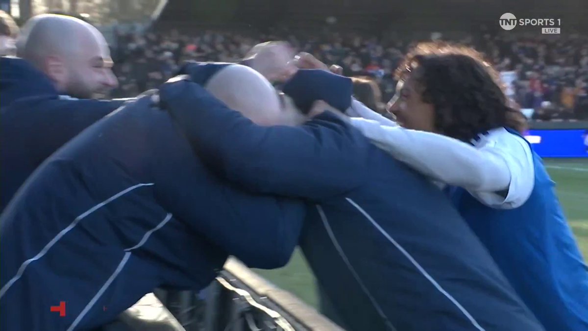 كأس الاتحاد الإنجليزي يشهد أولى مفاجآته مبكرًا، بخروج كرستال بالاس حامل اللقب من الدور الثالث بعد خسارته 2-1 أمام ماكلسفيلد أحد أندية الدرجة السادسة.. داوسون وبوكلي سجلا هدفي الصدمة، وهدف متأخر لم ينقذ بالاس في الدقيقة 90 