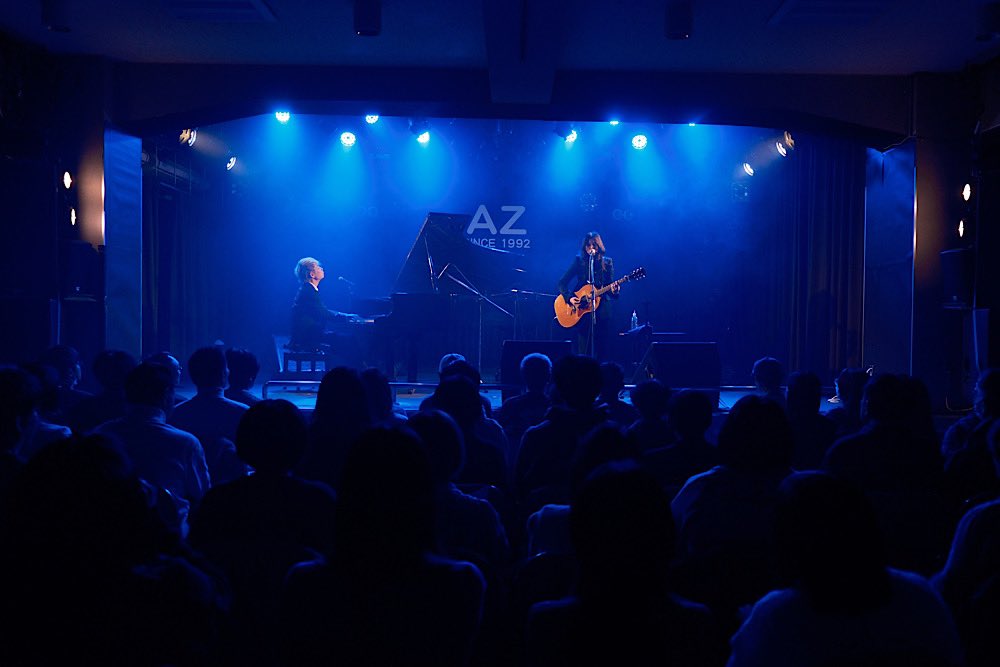 uedamarie_staff's tweet photo. LIVE OF LAZWARD PIANO -蘇りの呪文-
ツアー初日金沢AZ、FARWAHツアー以来のAZさんでしたが、「あの時は赤い衣装でしたね！」と覚えてくださっていました。
ウェルカムポスターに西村さんのサインを追加してAZさんに残してきました。

ラズワルドを待ち侘びていたみなさん、ありがとうございました！！！
※4枚目は集い

#LAZWARDPIANO