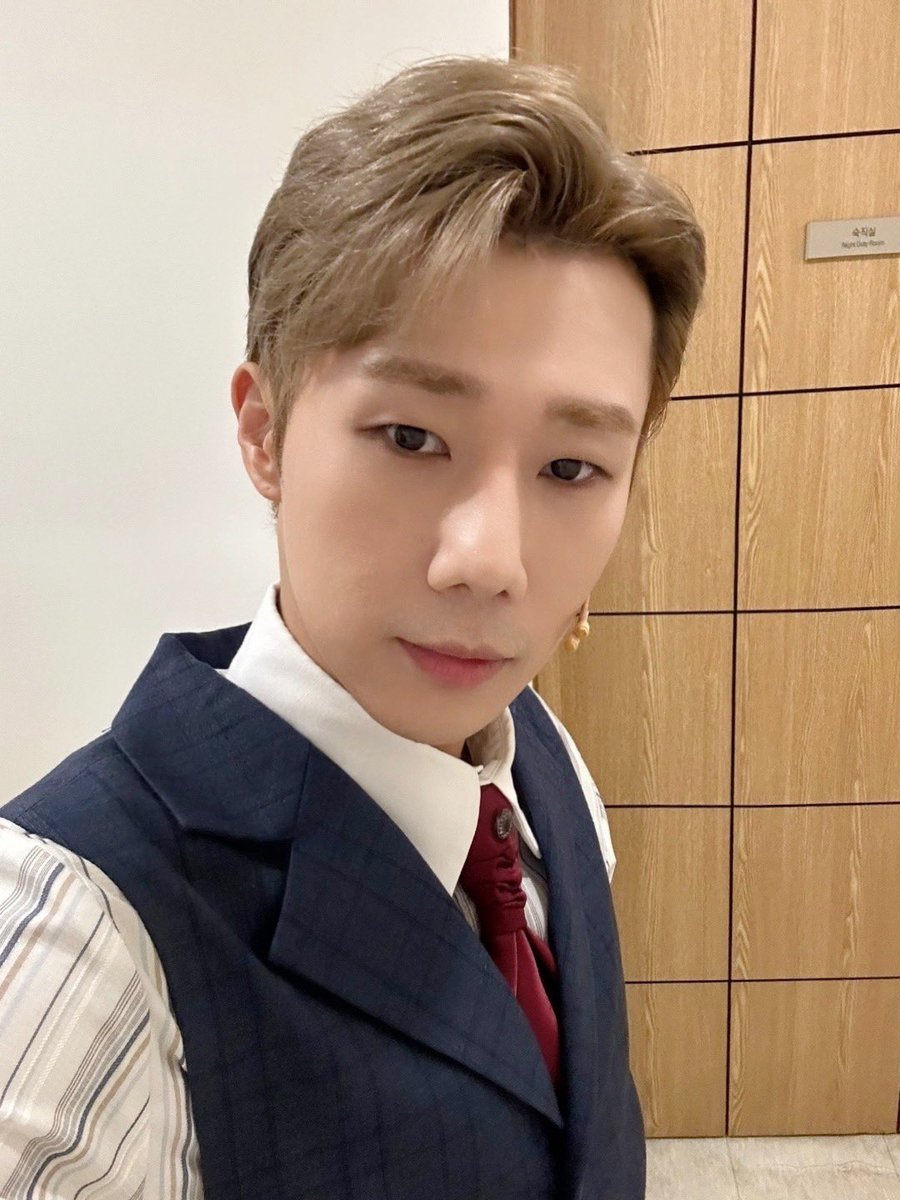 성규 사진 중에 좋아하는 사진 하나
날티 탈색모에 개단정 수트 규브라운 시절