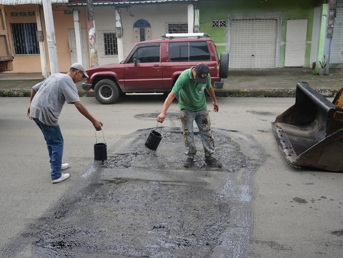 🚧 Este 2026 empezamos con el bacheo en varios sectores del cantón. 

Con el fin de mejorar la movilidad y brindar mayor seguridad vial, la Alcaldía de Buena Fe ejecuta trabajos de bacheo asfáltico en diferentes puntos de la ciudad, atendiendo zonas con deterioro en la calzada.