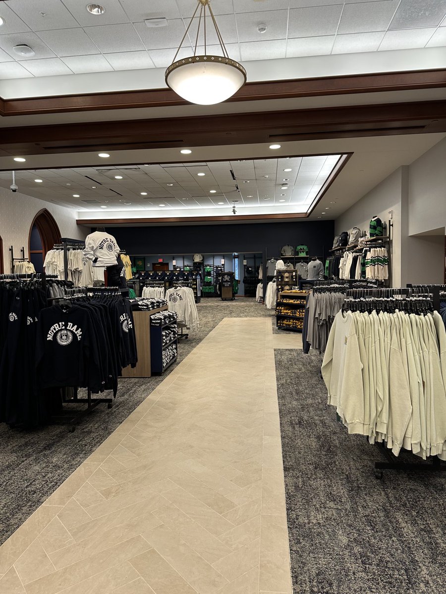 Rare view of an uncrowded ⁦<a href="/HammesNotreDame/">Notre Dame Bookstore</a>⁩ bookstore before the students return. Easier to buy a LOT 😂