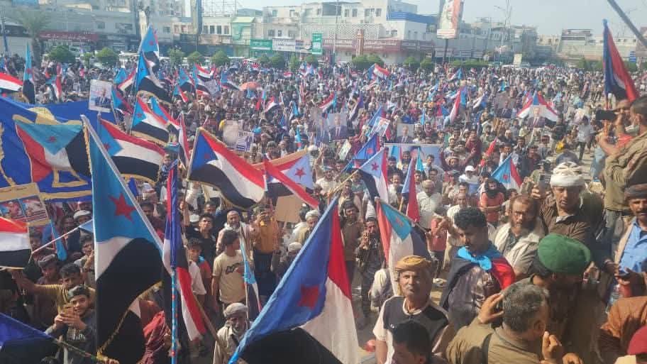 العاصمه عدن ساحة العروض 10يناير 
من يريد الحوار يأتي إلى هُنا 💪
نرفض الابتزاز السياسي 
نرفض الضغط والتهديد 
نرفض الوصاية والإملاءات 
باختصار : شعب الجنوب اليوم خبط الرصة "
معك معك ياعيدروس بر بحر جو ✌🏻