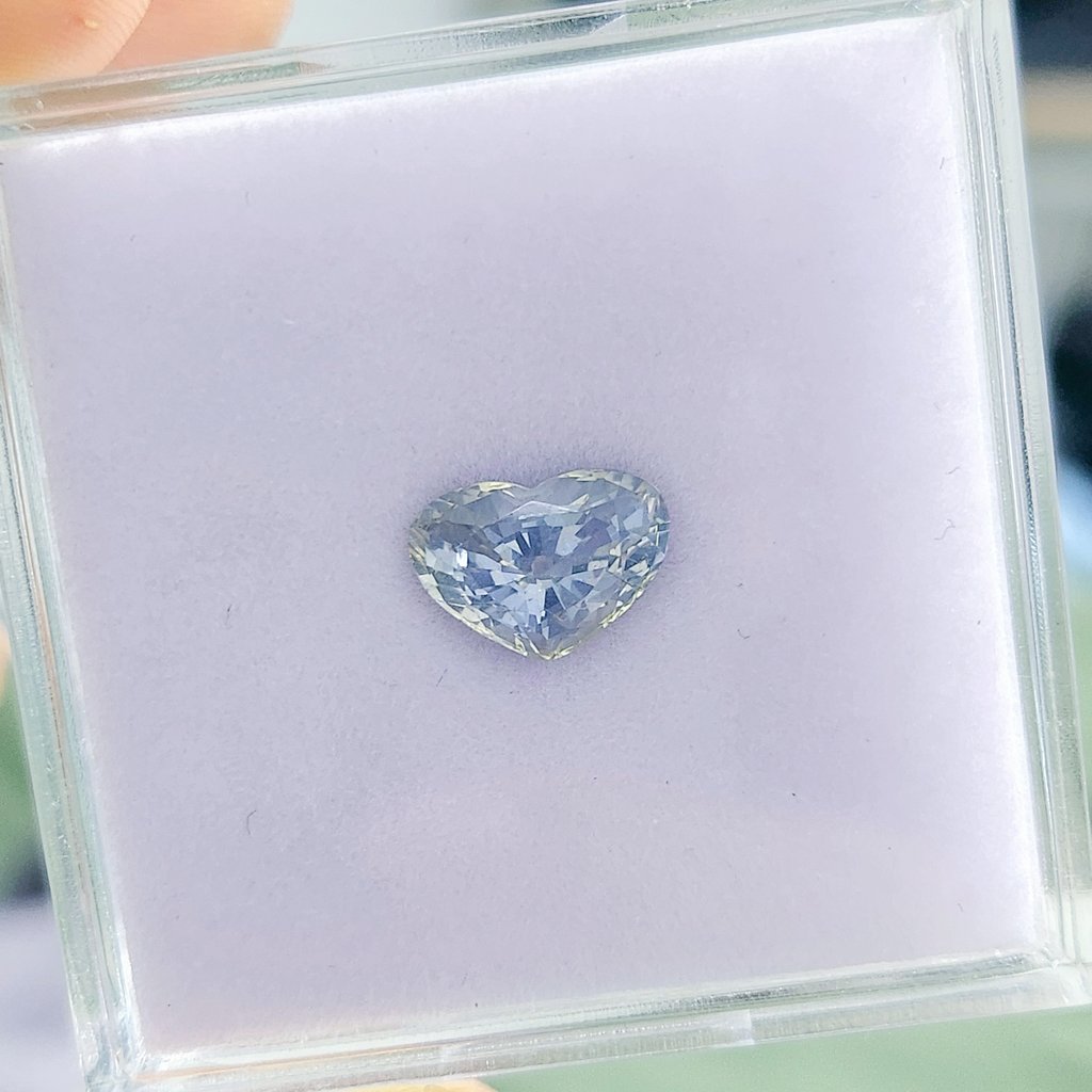 마켓의  이유라고 볼수있는 3캐럿넘는 블루레몬 밀키사파이어 입니다...💛🩵