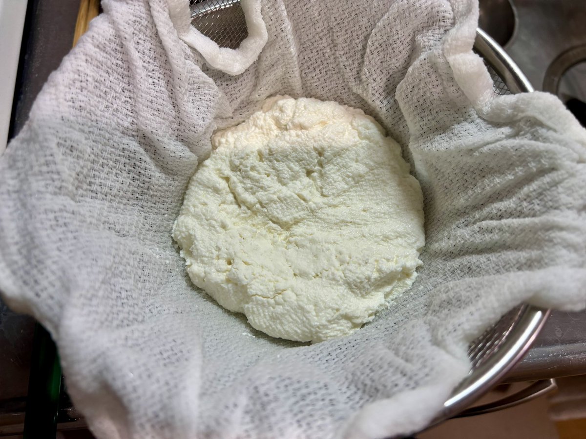 最近チーズが好きで頻繁に買っていたのですが、自分でも作ってみたいと思いカッテージチーズを。ジャムと一緒に食べたら美味しかったです。さあ、明日は展覧会の絵を弾くぞ！