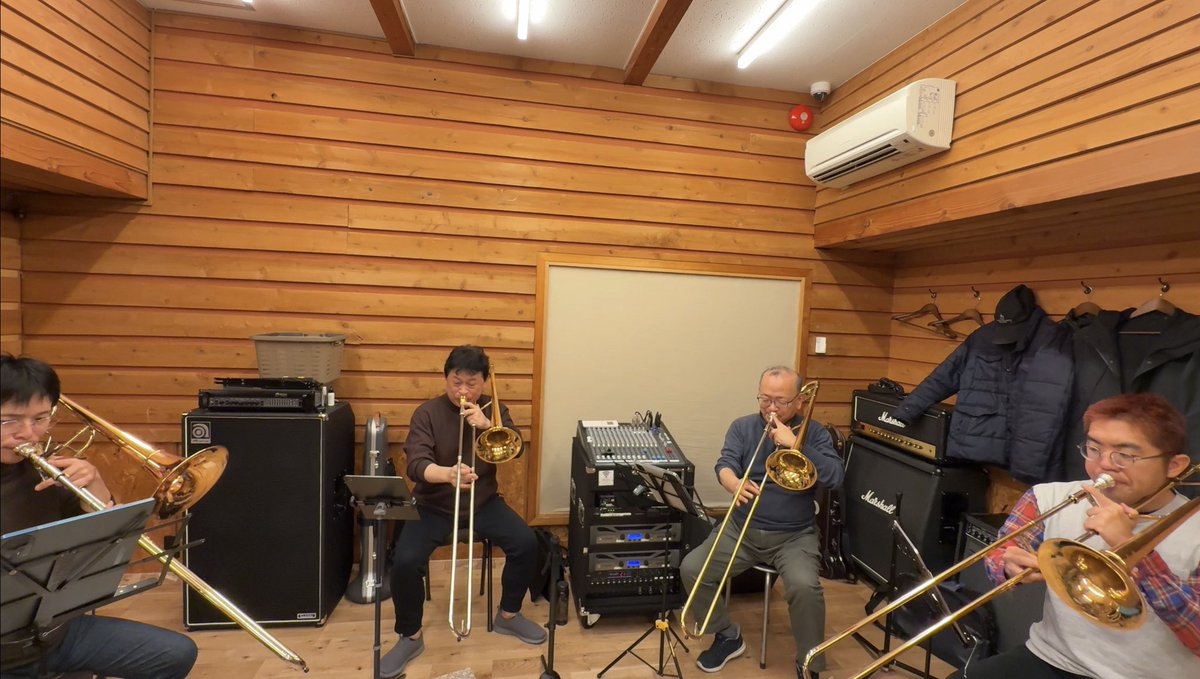 SlidingCafe's tweet image. 新年最初のアンサンブル練習会でした。今回から新加入メンバーのバストロンボーンの方になり心機一転。とても安定したバストロでアンサンブル全体のサウンドもとても良くなりました。今後が楽しみですね！
#トロンボーン