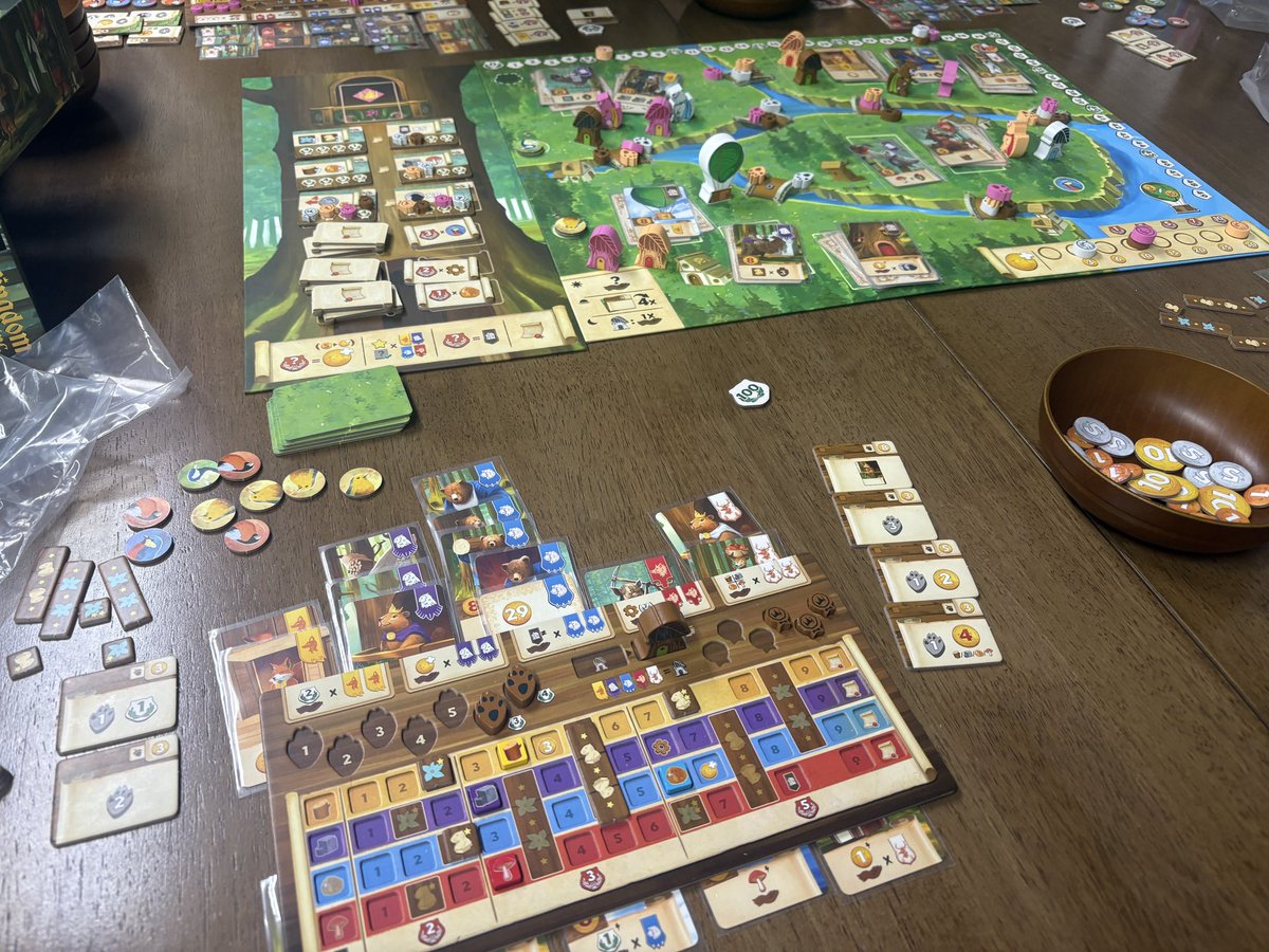 _Jolda's tweet image. 本日のボドゲ
Thesauros
Kingdom Crossing

THはプロット系のワカプレだけどラウンド開始前になぜか予算を組まされる。普通に面白いけどリプレイ性がなさそう。
KCは素点プレイでタイブレイク負け。