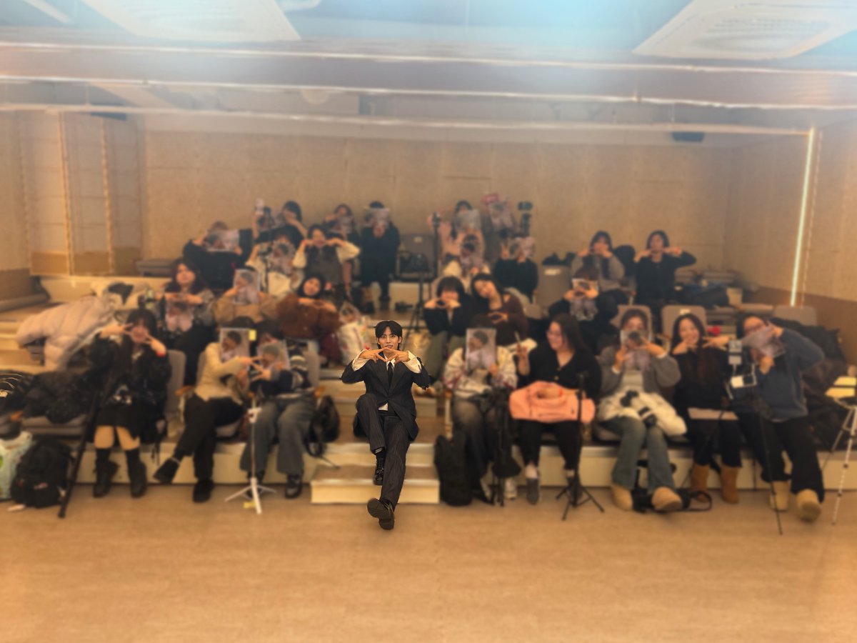 #260110_팬싸인회

올해의 첫 눈을 함께 할 수 있어서 너무 뜻 깊은 날 !
그만큼 정말 추운 날 , 귀한 발걸음 해주셔서
너무 감사합니다 ~̆̈ .~̆̈
내일도 만날 생각에 행복해지는 마음 ❤️‍🔥

#장동우 #jangdongwoo #sway