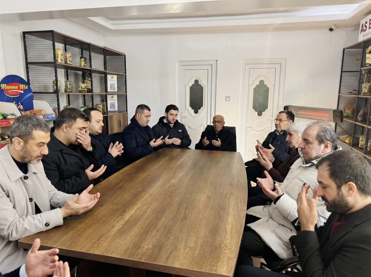 Değerli vekillerimiz Sn <a href="/BBozgeyik_27/">Bünyamin Bozgeyik</a> ,Sn.<a href="/mesutbozatli/">Av.Mesut Bozatlı 🇹🇷</a> ,Önceki Dönem Belediye Başkanı Sn.Mehmet Bozgeyik,İlçe Başkanımız Sn <a href="/avmehmettiryaki/">Av.Mehmet TİRYAKİ</a> Kızılay il Bşk Sn.<a href="/MstfBzg/">Mustafa Bozgeyik</a> birlikte, İlçe Başkan Vekili Sn <a href="/erhanbeken/">Erhan Beken</a> ‘in rahmete kavuşan amcası için taziye ziyaretinde bulunduk.