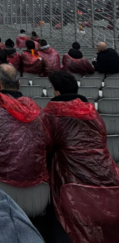 Kara_GS1905's tweet image. Galatasaray taraftarına dağıtılan yağmurluklar ve fenerbahçe taraftarına dağıtılan yağmurluklar.....Ayıp ulan ayıp!  #GSvFB #BugünGünlerdenGALATASARAY