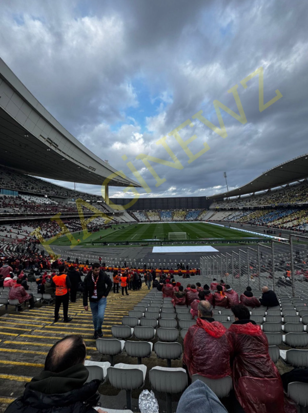 Kara_GS1905's tweet image. Galatasaray taraftarına dağıtılan yağmurluklar ve fenerbahçe taraftarına dağıtılan yağmurluklar.....Ayıp ulan ayıp!  #GSvFB #BugünGünlerdenGALATASARAY