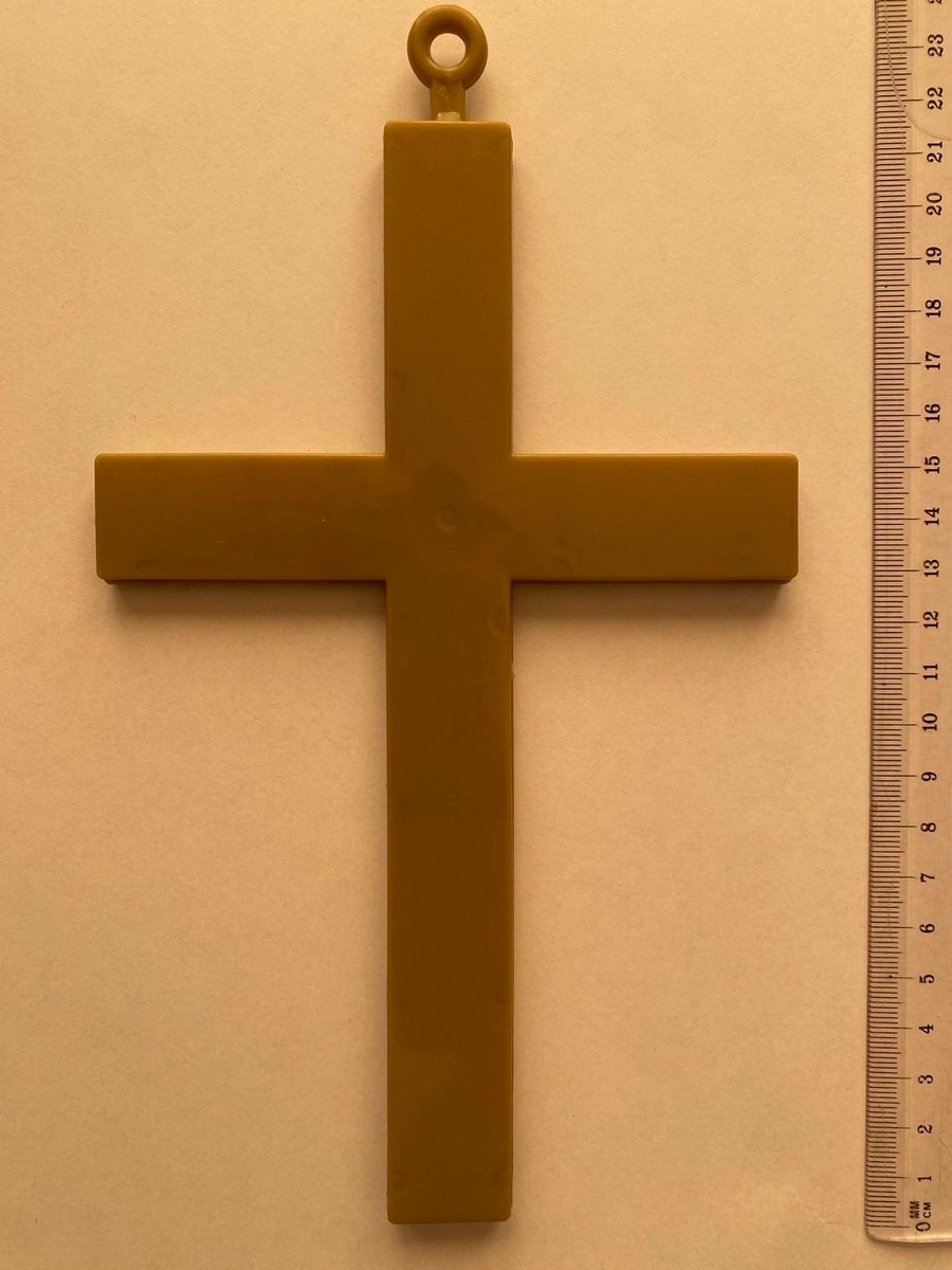 Dzieciaki w Kielnie najpierw wywalczyły powieszenie w sali krzyża ✝️. O tym nikt chyba nie mówi, ale to pokazuje, że oni od dawna dbali o ten znak.

Nauczycielka ciągle go zdejmowała. W końcu zaginął 💥

Przynieśli zatem do sali w geście przywiązania do krzyża taki krzyż, jaki