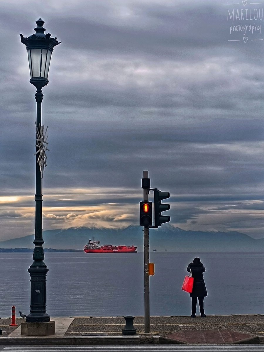 λίγο κόκκινο στο γκρι κ η μαγεία της ώρας