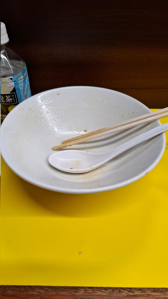 嫁と次男が寝るまで待って、この時間でも営業してくれている魔界　#豚が１番 ☆脂が2番さんで晩ごはんパート2🤣

ラーメン小
ヤサイ少なめニンニク普通アブラ抜き

仕事から帰宅後家で飲んでたので今日は最初から煮干酢投入でサッパリと😁
スープ、麺、豚にヤサイもう最高です👍️
もちろん完飲です👌