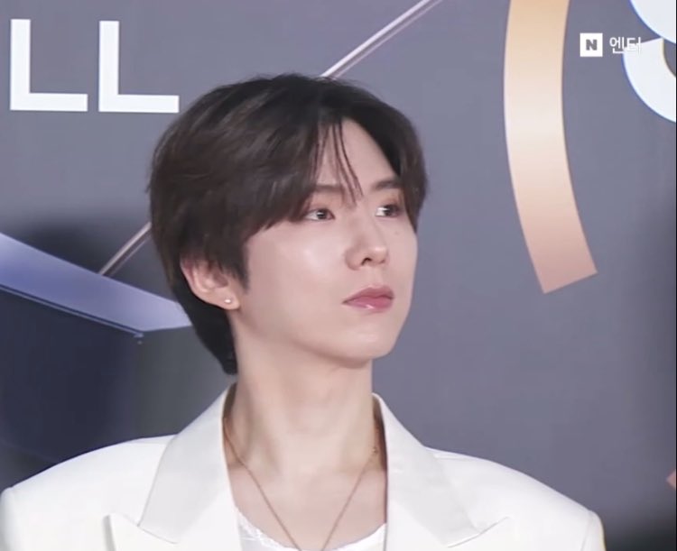 Binibining_Kih's tweet image. KIHYUN     L I S T E N   TO US! 
LONG HAIR SUITS YOU! YOU LOOK DEADLY I FEAR IT'S NOT GOOD FOR MY HEALTH