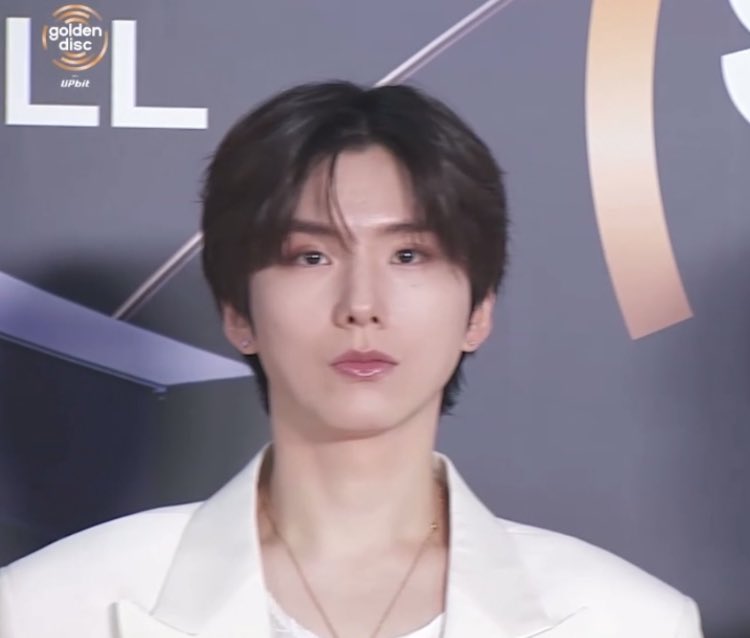 Binibining_Kih's tweet image. KIHYUN     L I S T E N   TO US! 
LONG HAIR SUITS YOU! YOU LOOK DEADLY I FEAR IT'S NOT GOOD FOR MY HEALTH