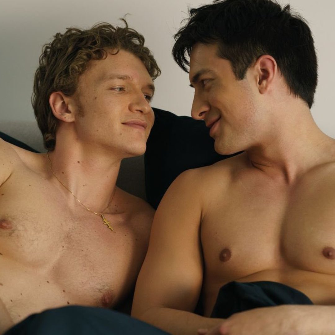 poponze's tweet image. MÃE! Demi Lovato revelou que está assistindo à série gay do momento, “Heated Rivalry”.